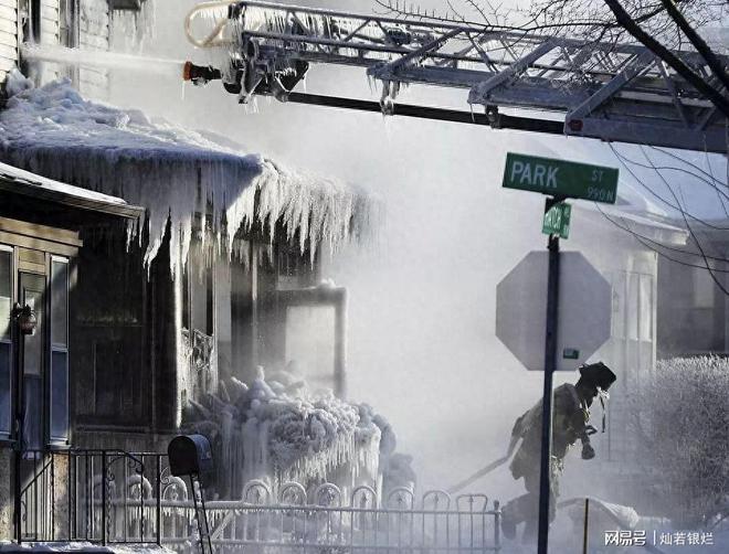 美国遭遇零下50℃极寒2亿人被冰封百万家庭断电供暖困难